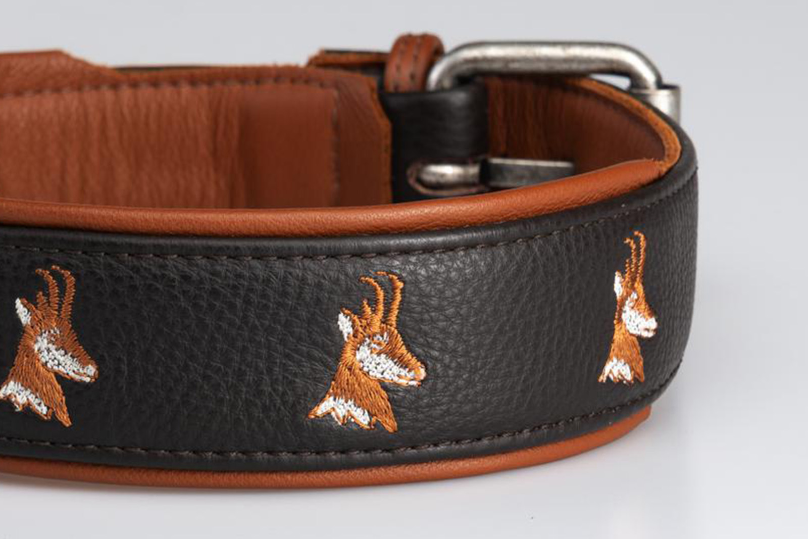 stambecco-testa-moro-cuoio-collare-dettaglio