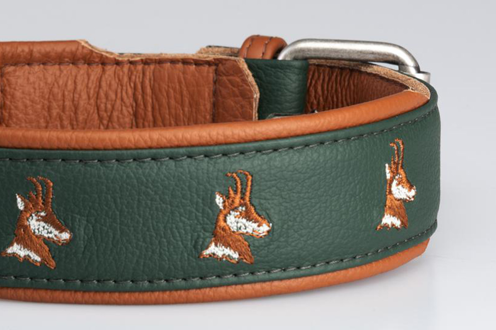 stambecco-verde-cuoio-dettaglio-collare